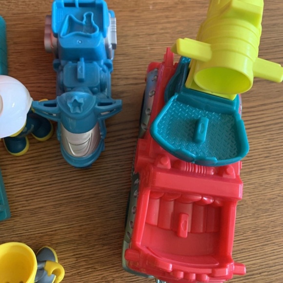 Play-Doh Town Fire Station firetruck, police motorcycle and Figures - Picture 5 of 6